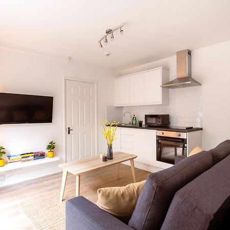 Guildford Town Centre With Parking Apartment ภายนอก รูปภาพ