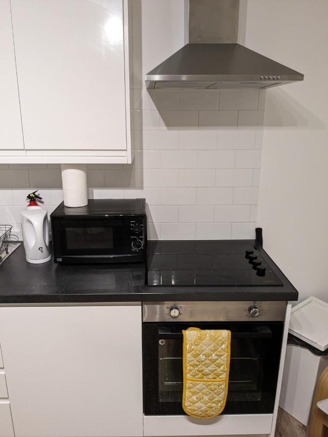 Guildford Town Centre With Parking Apartment ภายนอก รูปภาพ