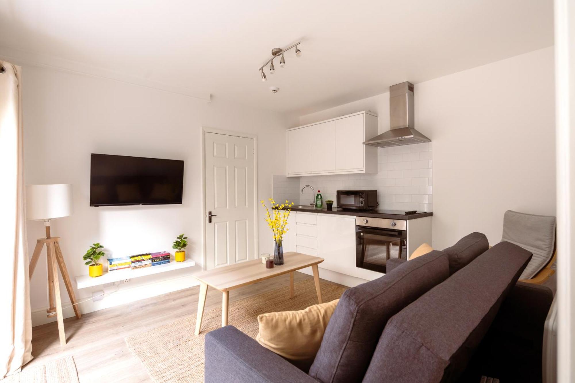 Guildford Town Centre With Parking Apartment ภายนอก รูปภาพ