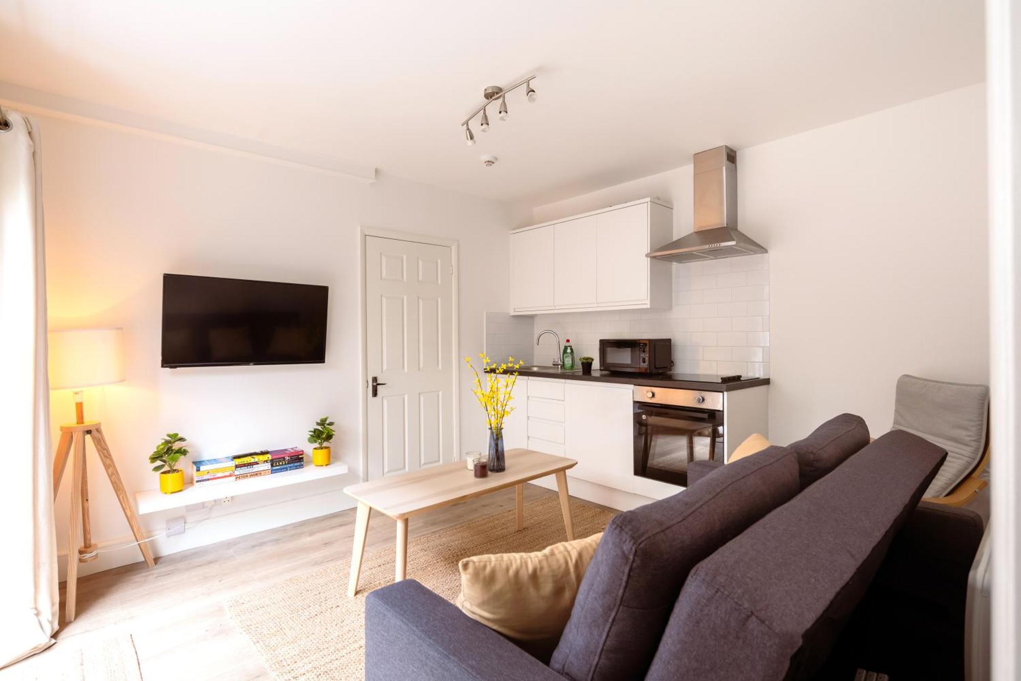 Guildford Town Centre With Parking Apartment ภายนอก รูปภาพ