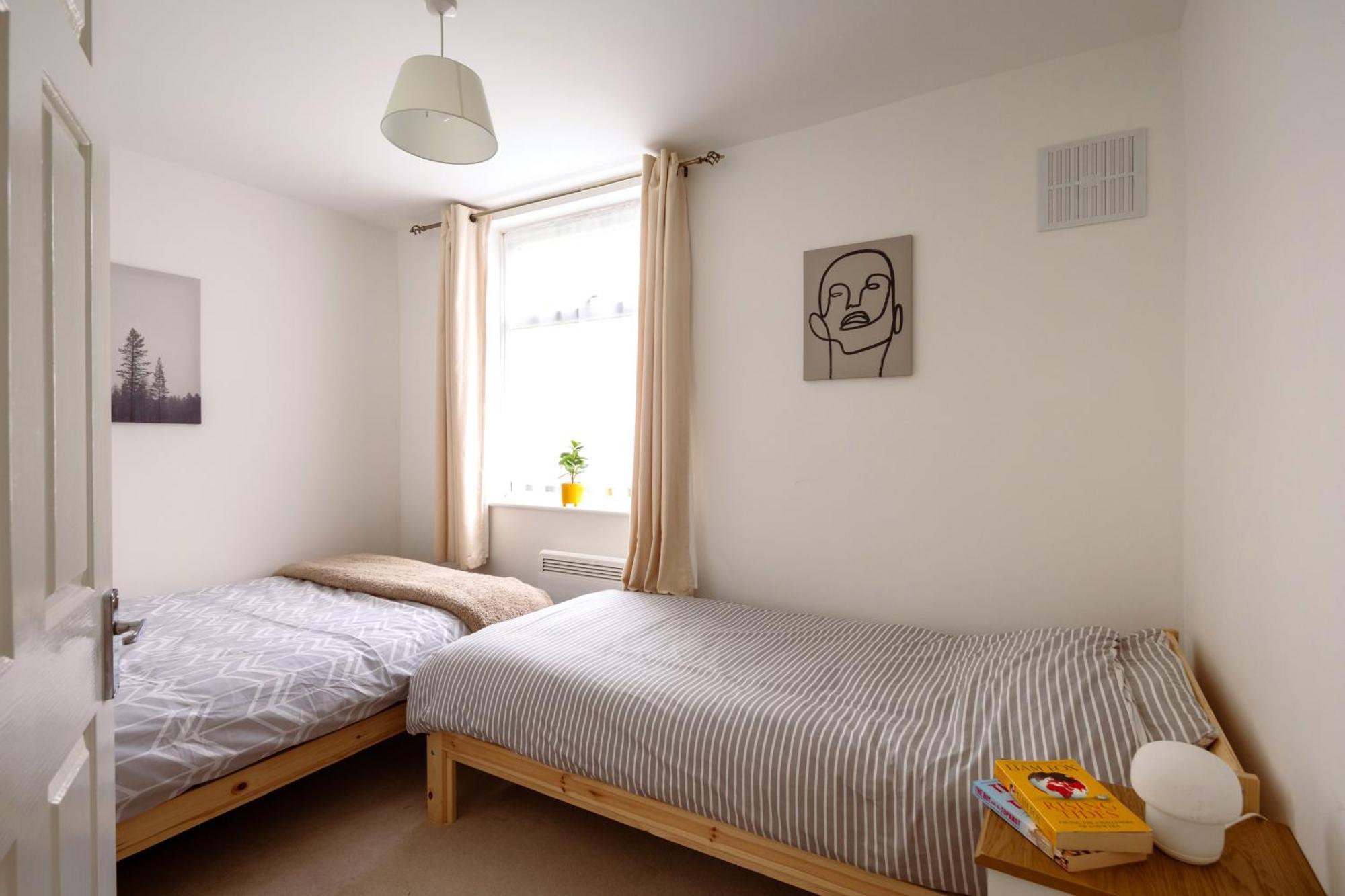 Guildford Town Centre With Parking Apartment ภายนอก รูปภาพ