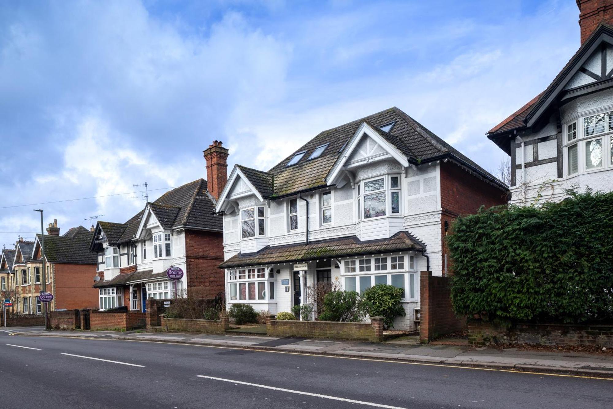 Guildford Town Centre With Parking Apartment ภายนอก รูปภาพ