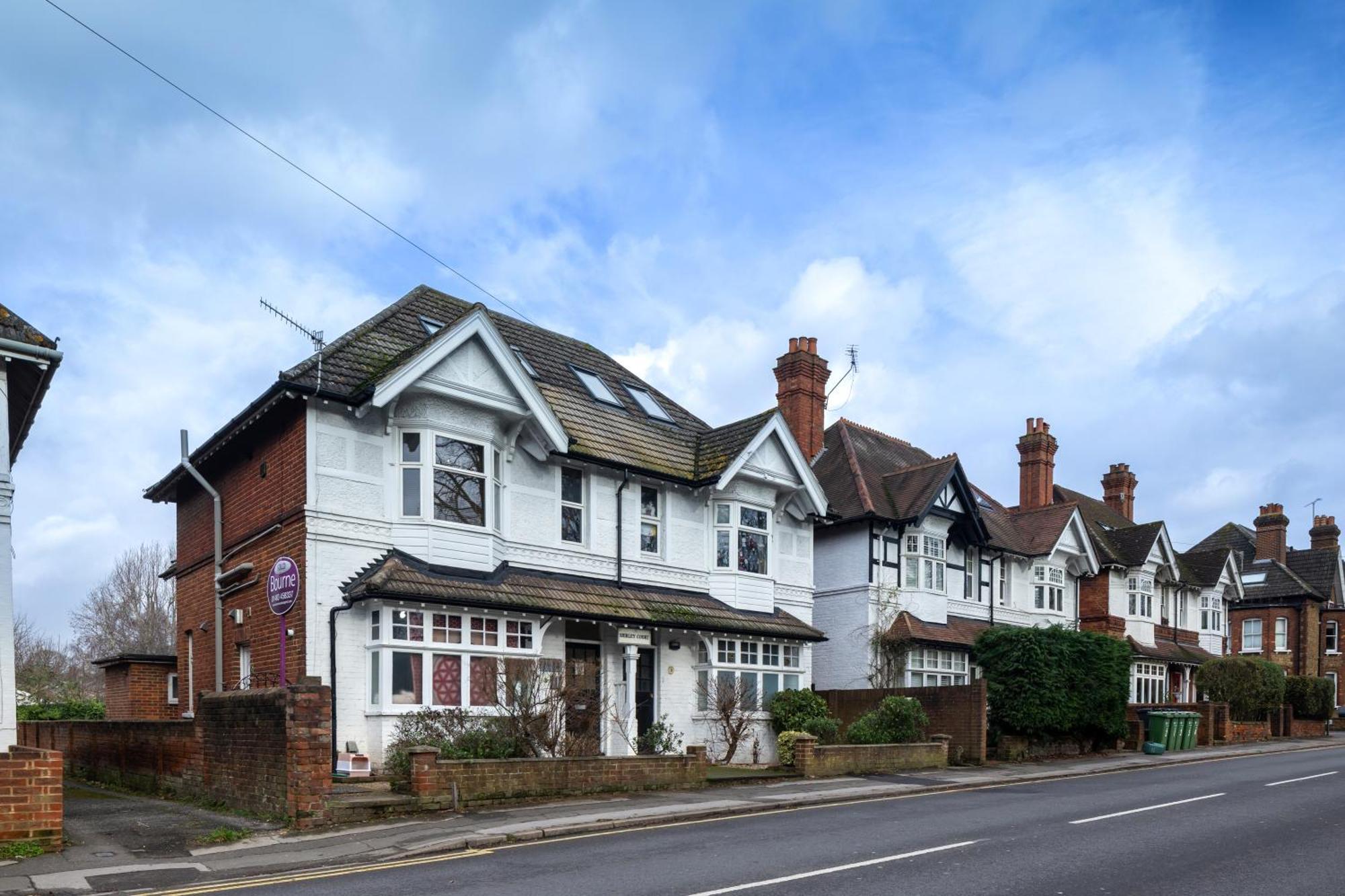 Guildford Town Centre With Parking Apartment ภายนอก รูปภาพ