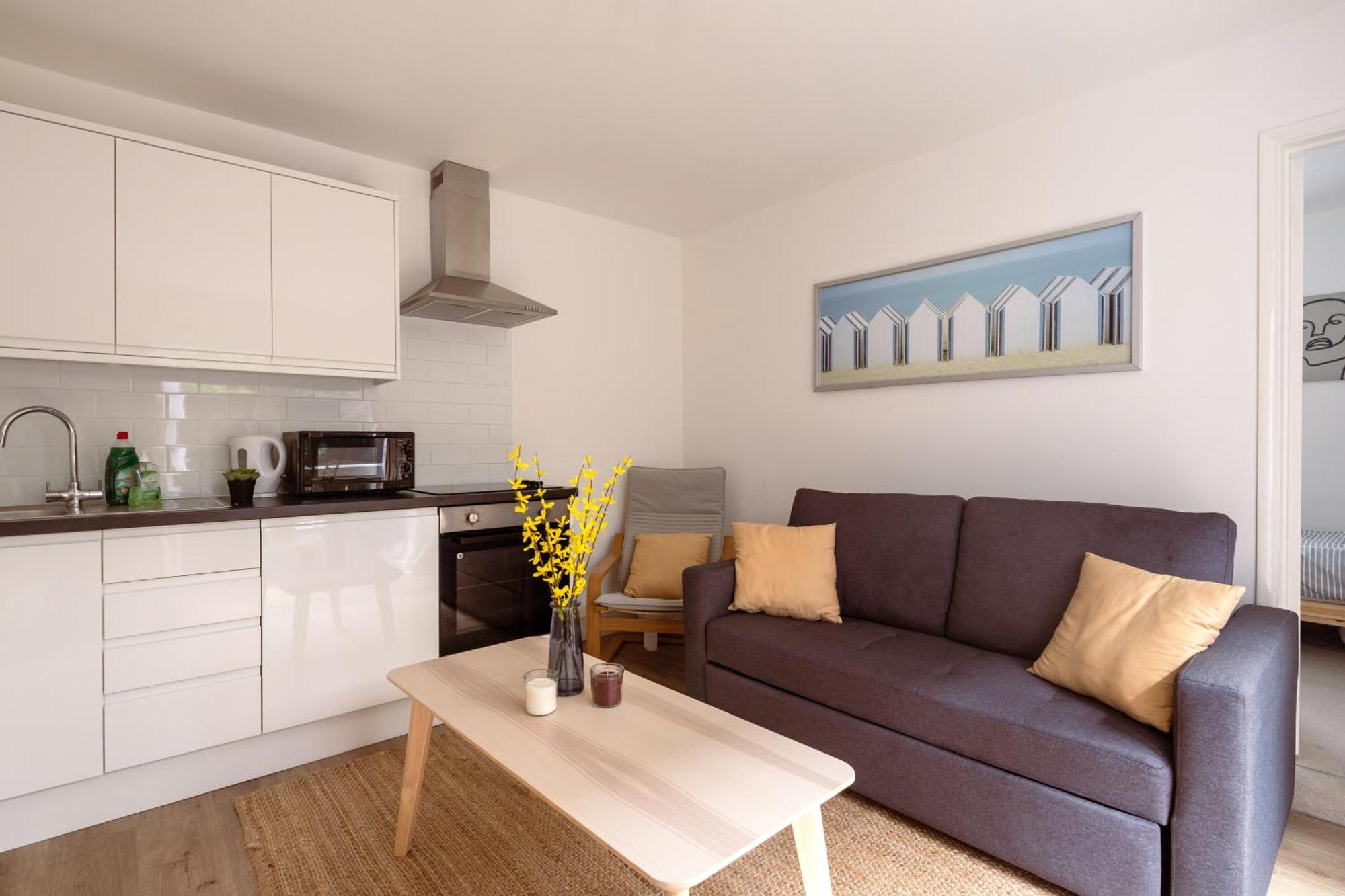 Guildford Town Centre With Parking Apartment ภายนอก รูปภาพ