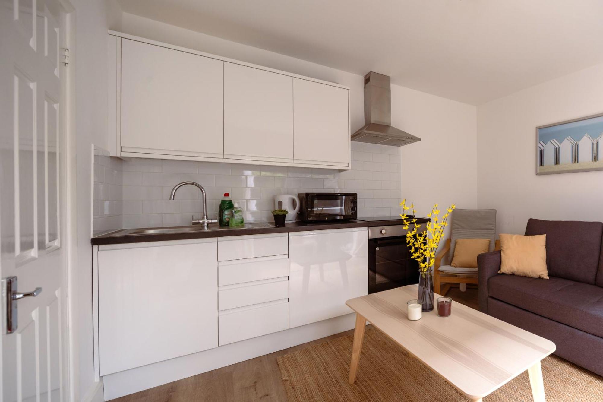 Guildford Town Centre With Parking Apartment ภายนอก รูปภาพ